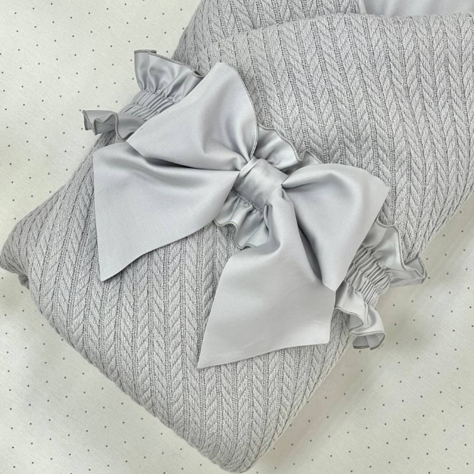 Paturica bebe din satin si material tricotat cu pilota si fundita, gri (6)